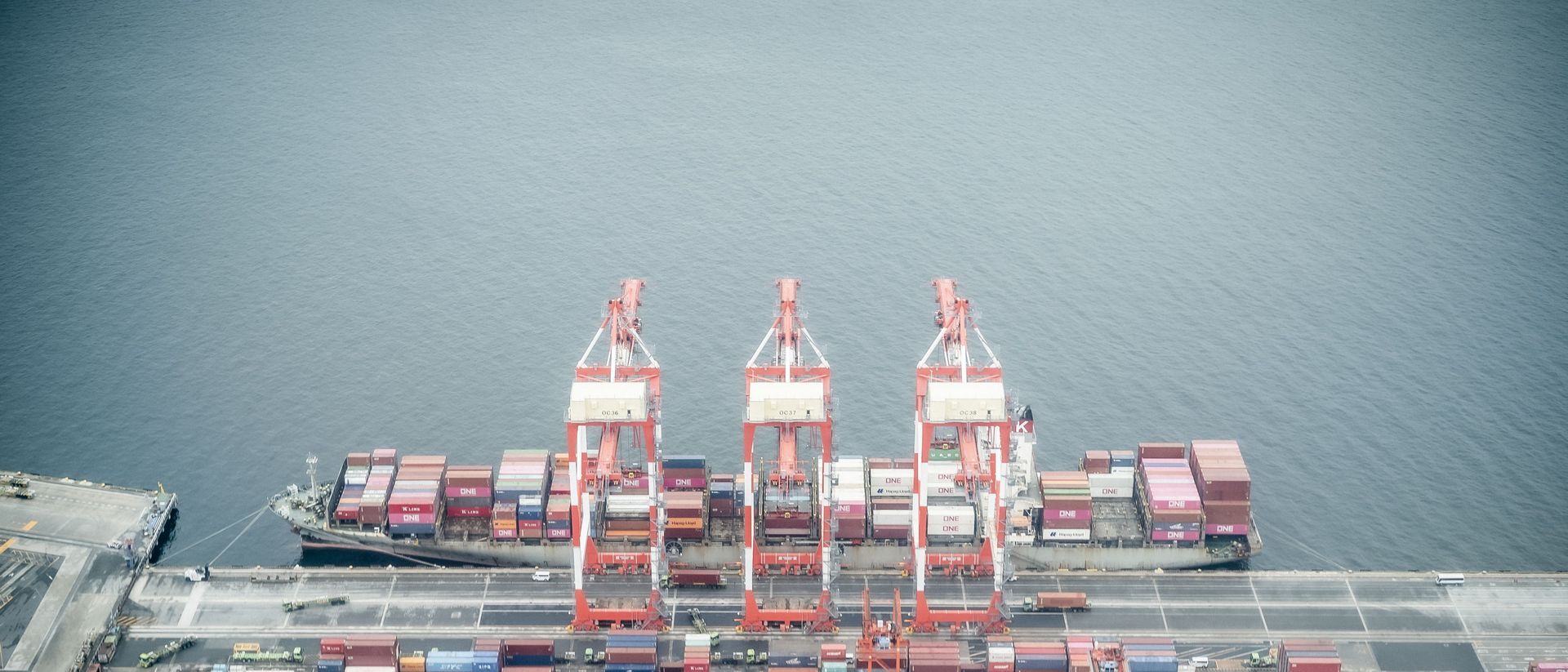 Container und Containerschiffe im Hafen