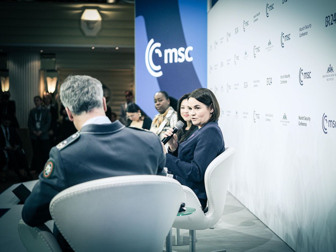 Sviatlana Tsikhanouskaya spricht bei einer Panel-Diskussion auf der Münchner Sicherheitskonferenz 2025 mit anderen Teilnehmenden.