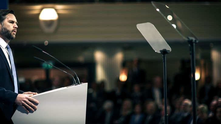 JD Vance hält eine Rede auf der Hauptbühne der Münchner Sicherheitskonferenz 2025