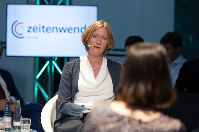 Kerstin Andreae (Vorsitzende der Hauptgeschäftsführung, Bundesverband der Energie- und Wasserwirtschaft e. V.) spricht bei der Zeitenwende on tour in Berlin.