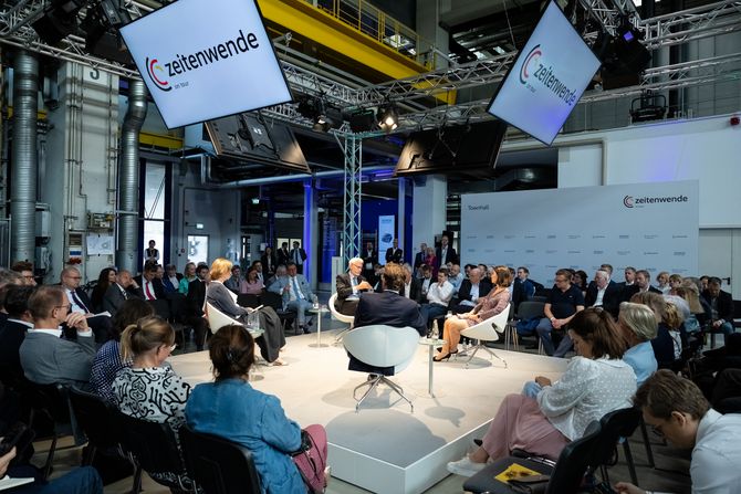 Blick in die 2. Diskussionsrunde der Zeitenwende on tour in Berlin.