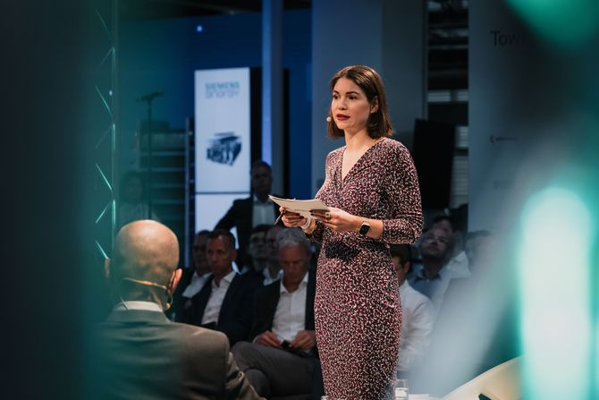 Karina Mößbauer (Chefkorrespondentin Politik, Media Pioneer) spricht bei der Zeitenwende on tour in Berlin.